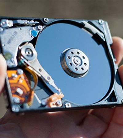 Optați pentru DestroyedSecure atunci când doriți să vă asigurați de distrugerea sigură și eficientă a datelor dumneavoastră. Suntem specialiști în protejarea confidențialității și oferim soluții de cea mai înaltă calitate. Încredere, siguranță și profesionalism, toate sub un singur acoperiș